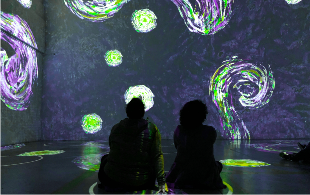 deux personnes regardant une oeuvre d'art