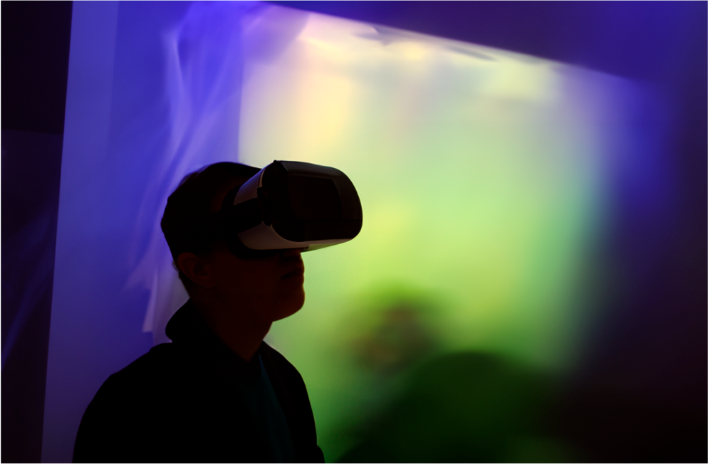 garçon avec un casque de réalité virtuelle