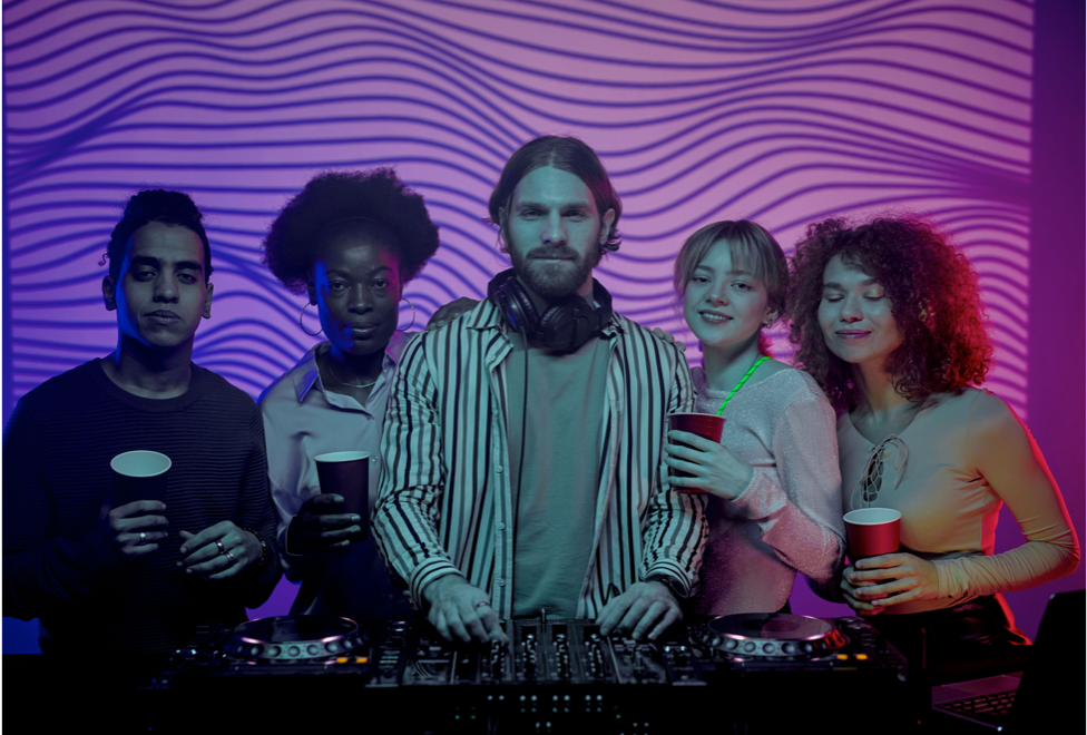 un dj avec un groupe de personnes