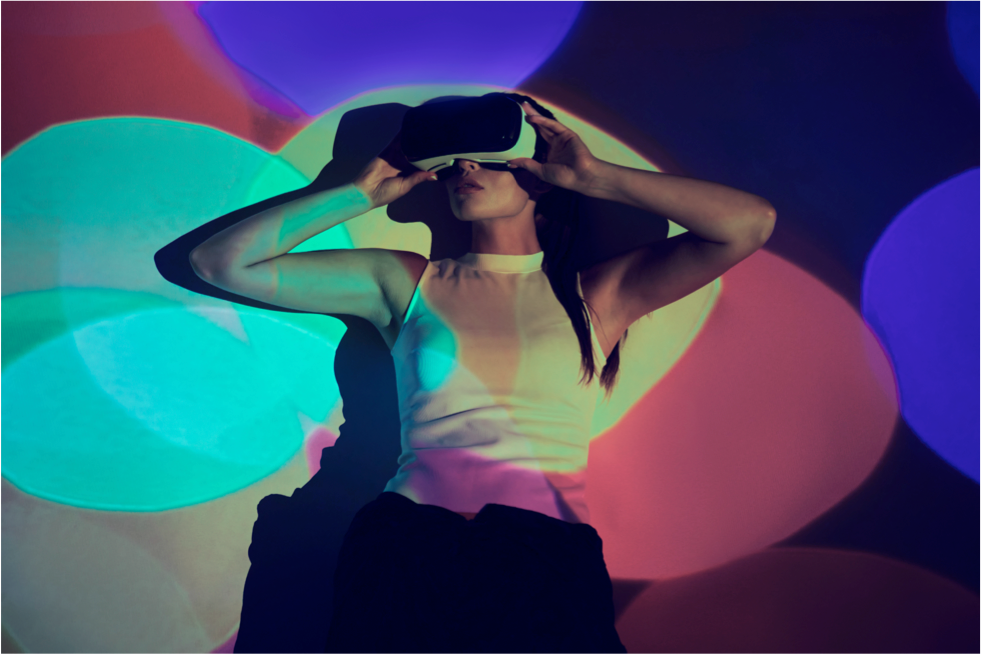 fille avec un casque de réalité virtuelle